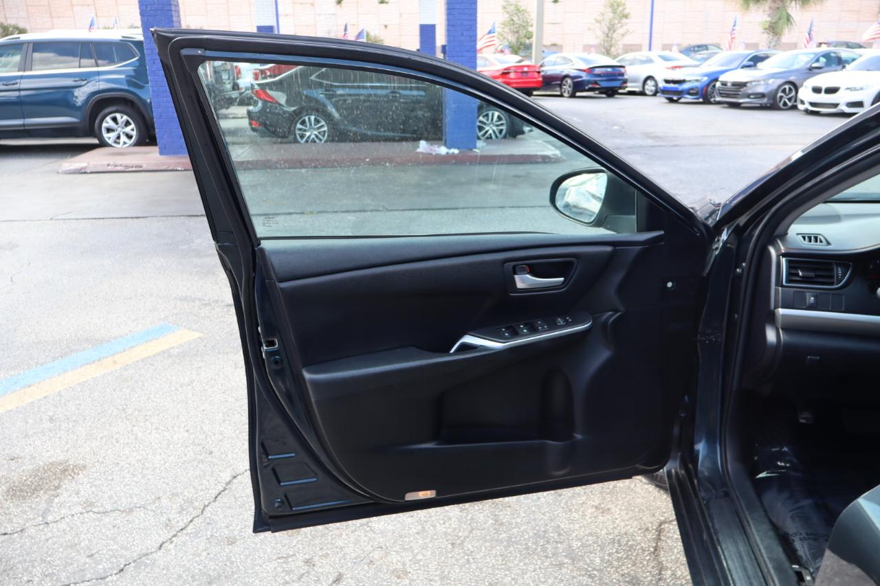 Toyota Camry 4dr Sdn I4 Auto SE w/Special Edition Pkg (Natl) 2016