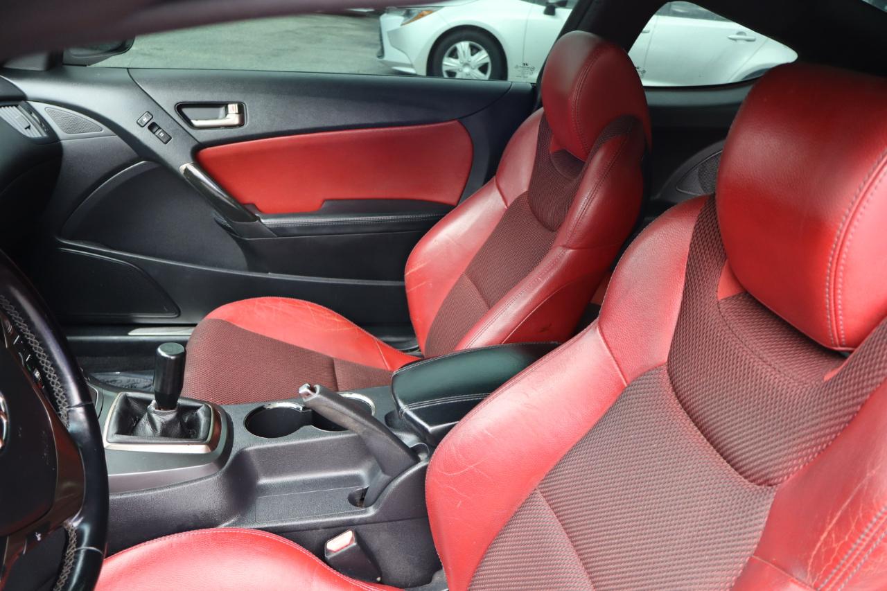 Hyundai Genesis Coupe 2dr I4 2.0T Man R-Spec 2013