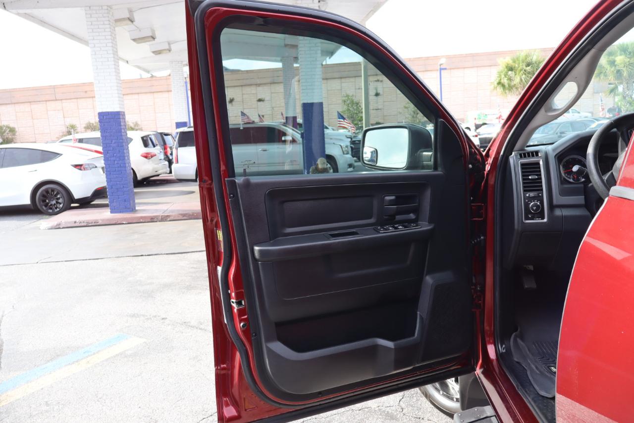 RAM 1500 4WD Crew Cab 140.5" Express 2016