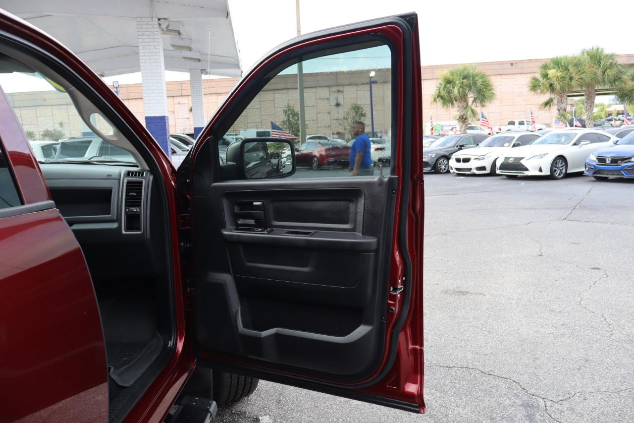 RAM 1500 4WD Crew Cab 140.5" Express 2016