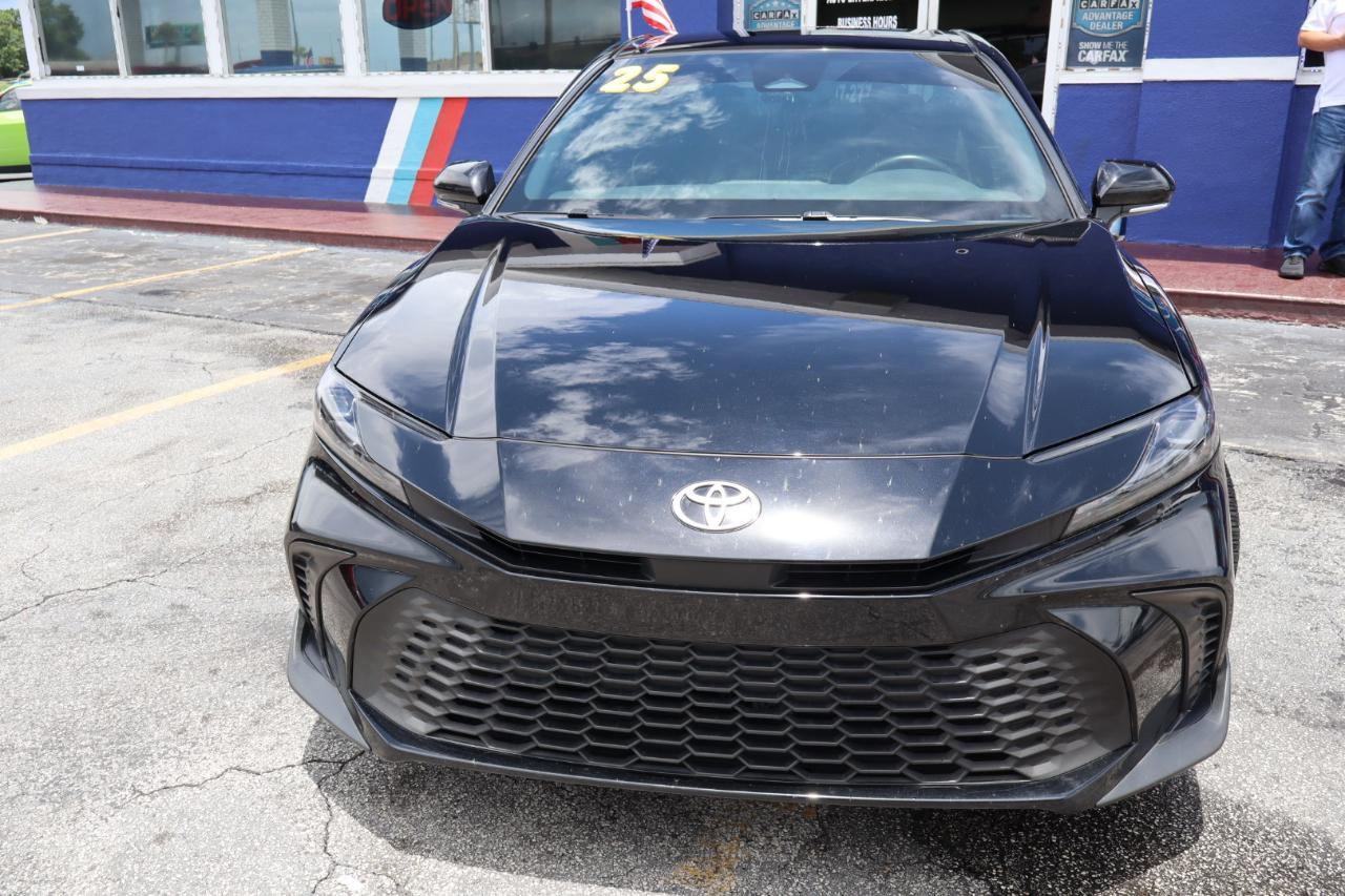 Toyota Camry SE (Natl) 2025