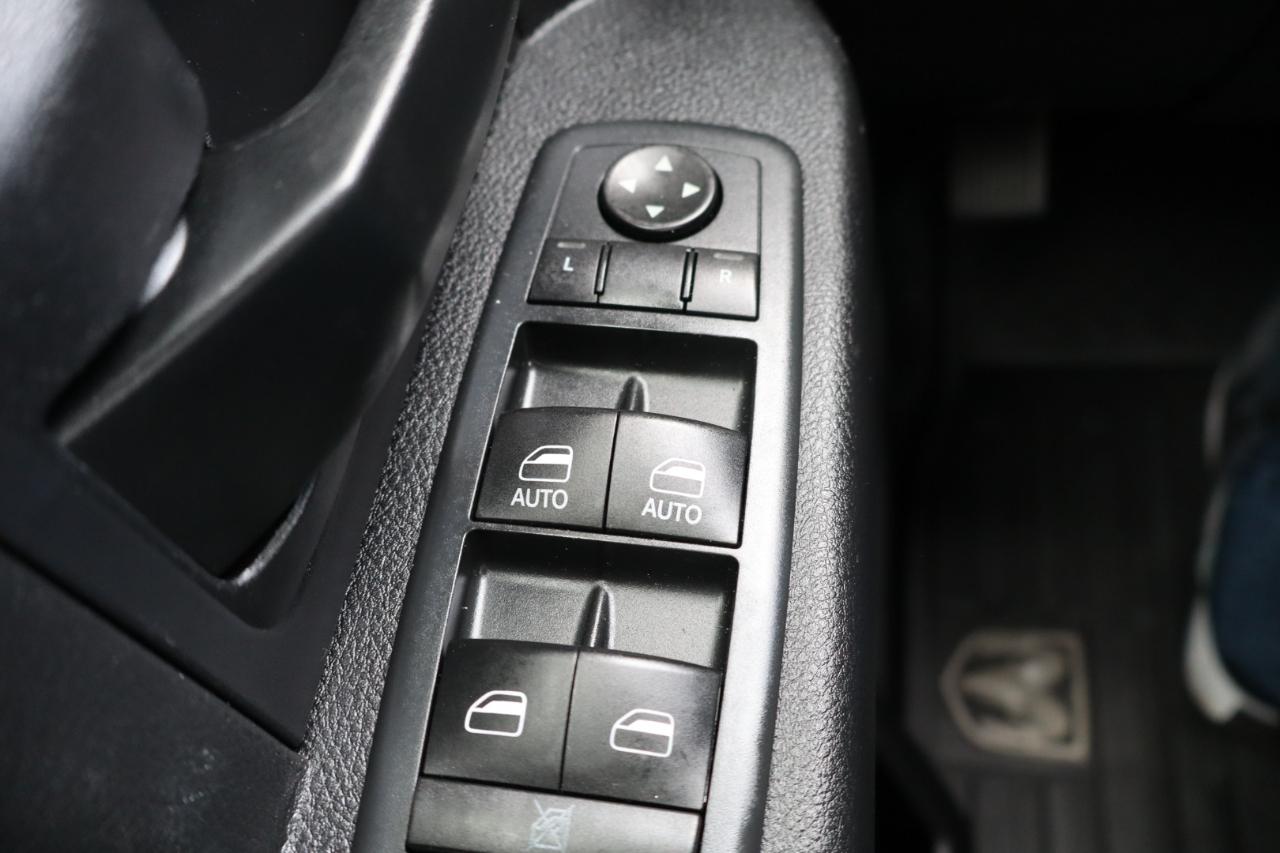 RAM 1500 2WD Crew Cab 140.5" Express 2016