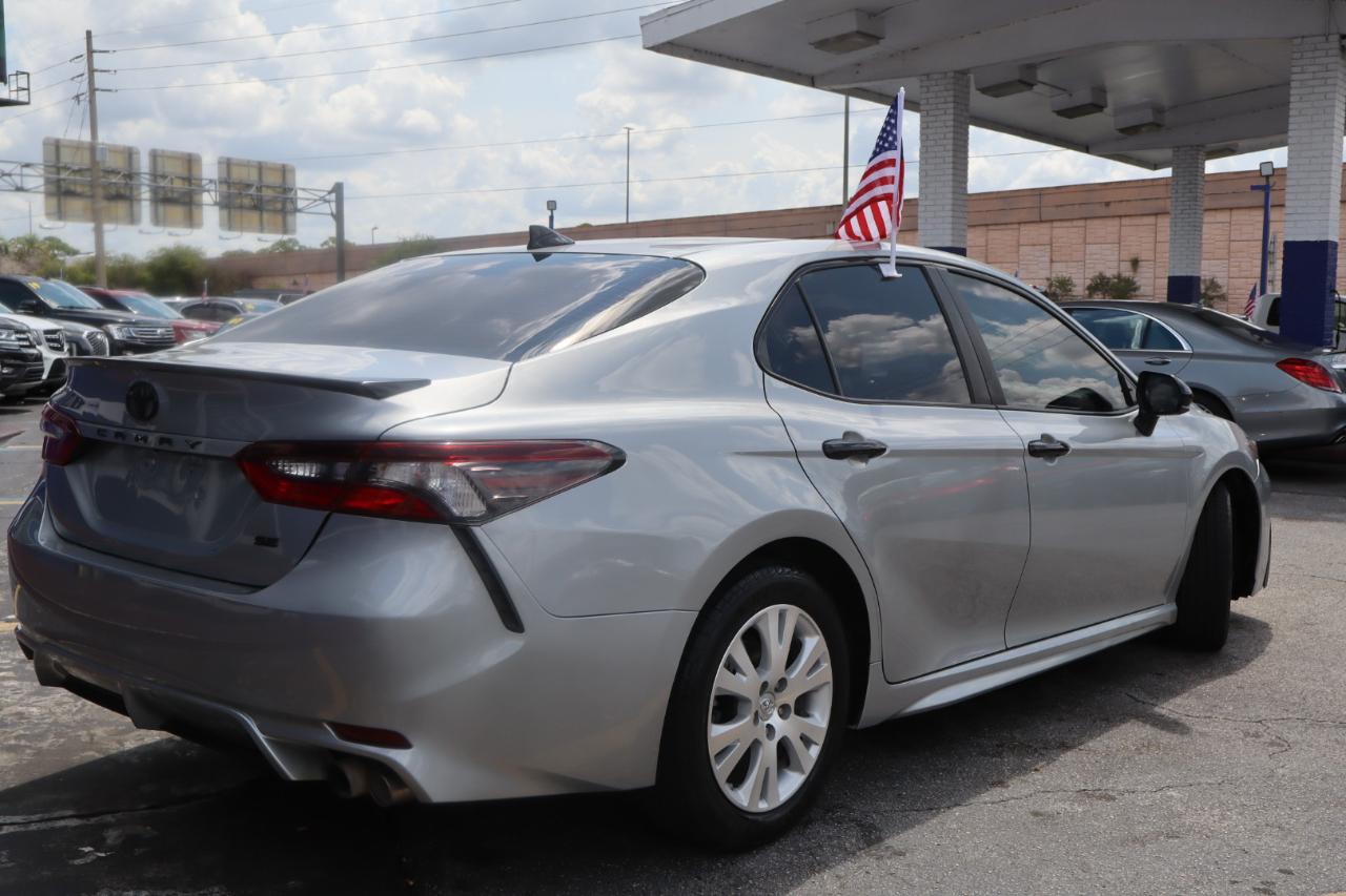 Toyota Camry SE Auto (Natl) 2021