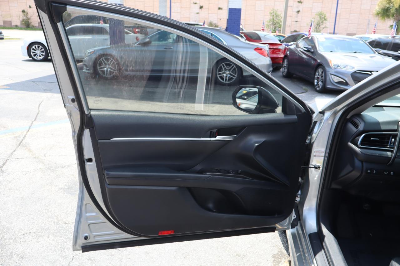 Toyota Camry SE Auto (Natl) 2021