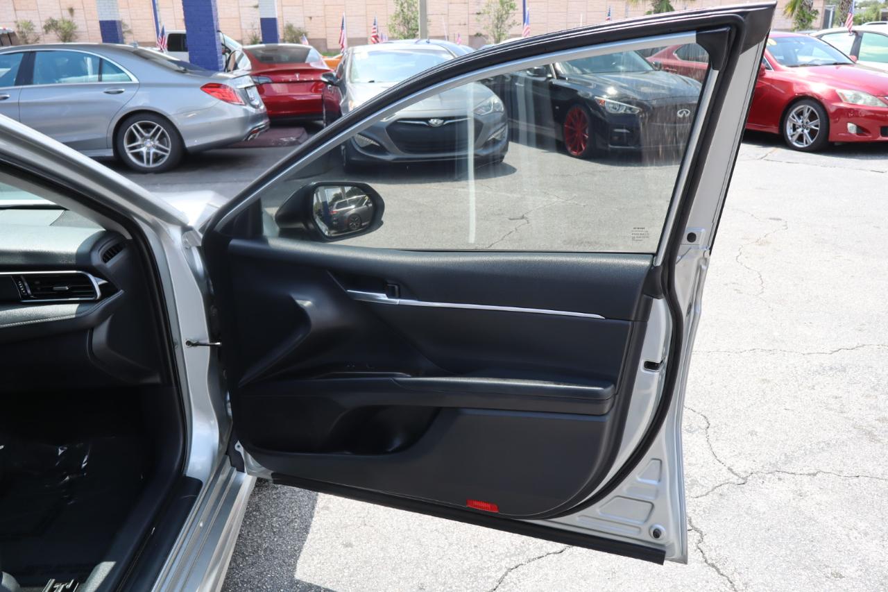 Toyota Camry SE Auto (Natl) 2021