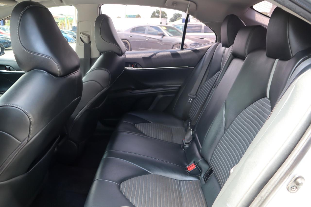 Toyota Camry SE Auto (Natl) 2021