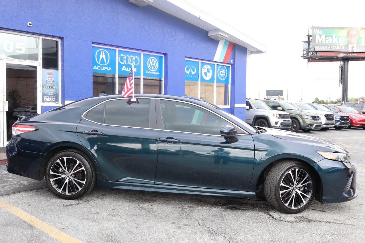 Toyota Camry SE Auto (Natl) 2020