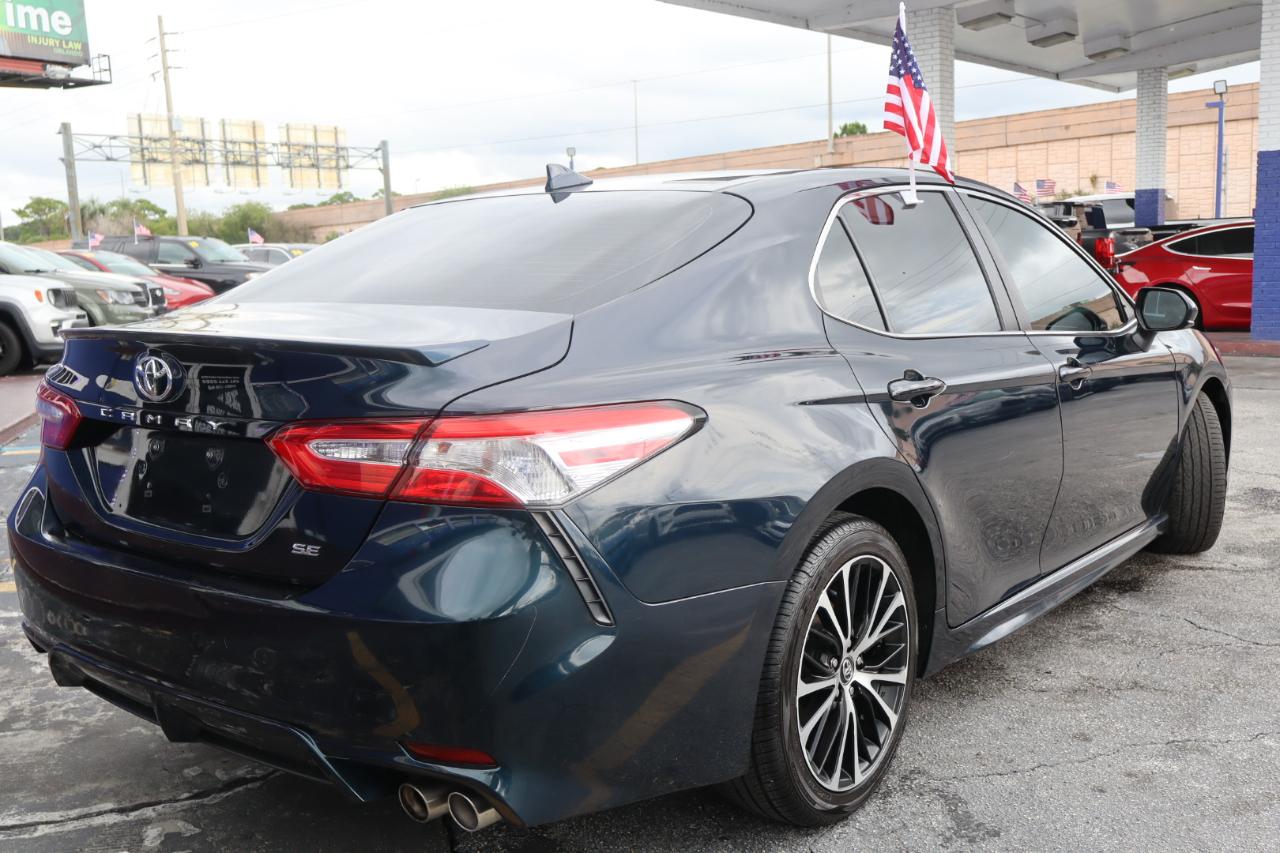 Toyota Camry SE Auto (Natl) 2020