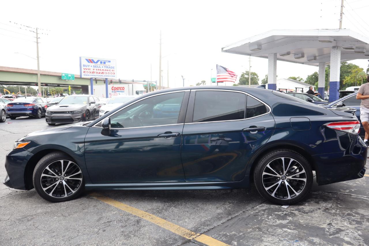 Toyota Camry SE Auto (Natl) 2020
