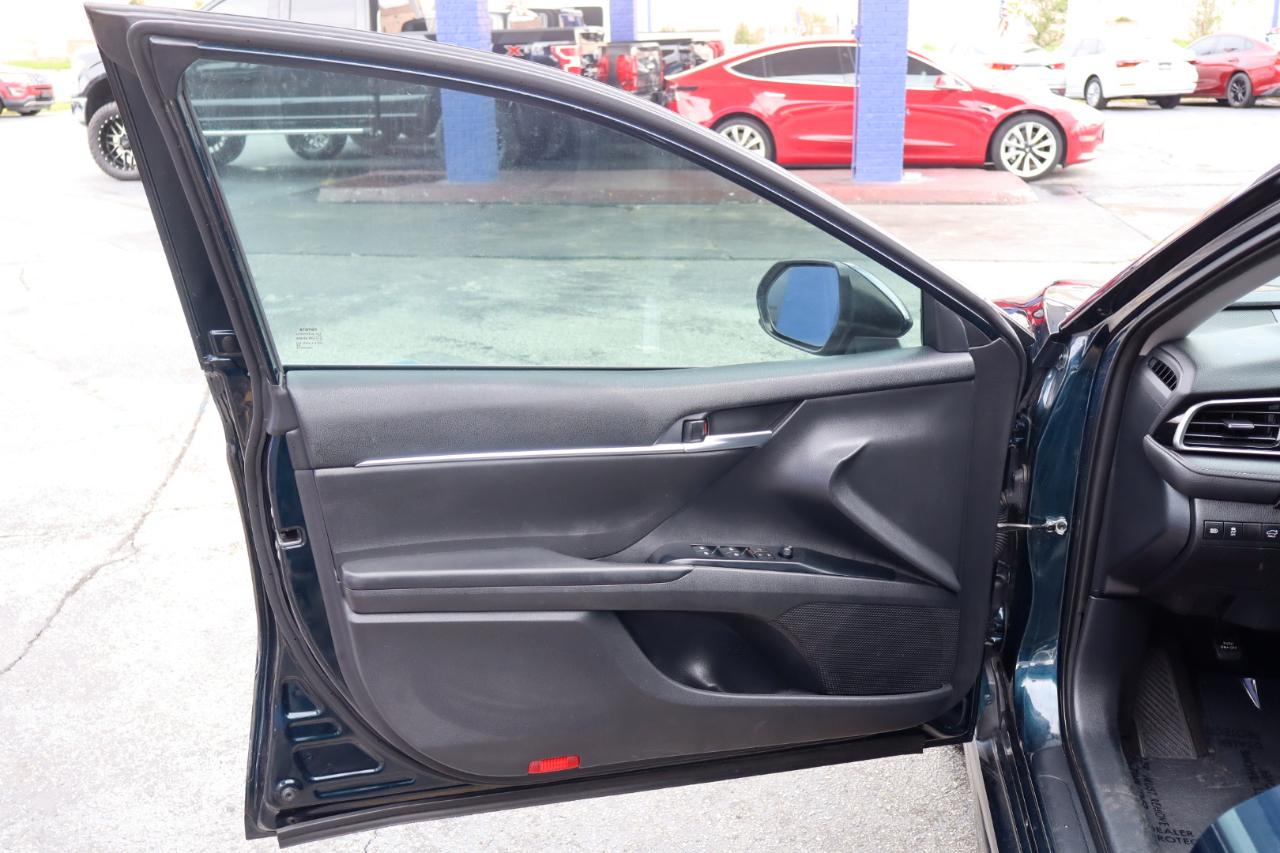 Toyota Camry SE Auto (Natl) 2020