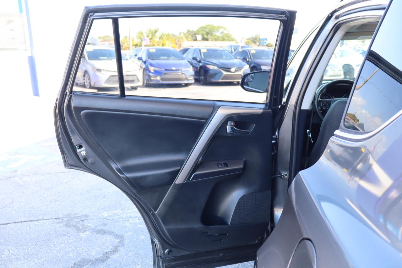 Toyota RAV4 XLE FWD (Natl) 2017