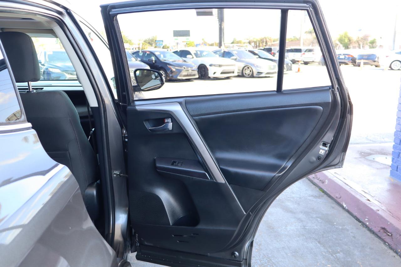 Toyota RAV4 XLE FWD (Natl) 2017
