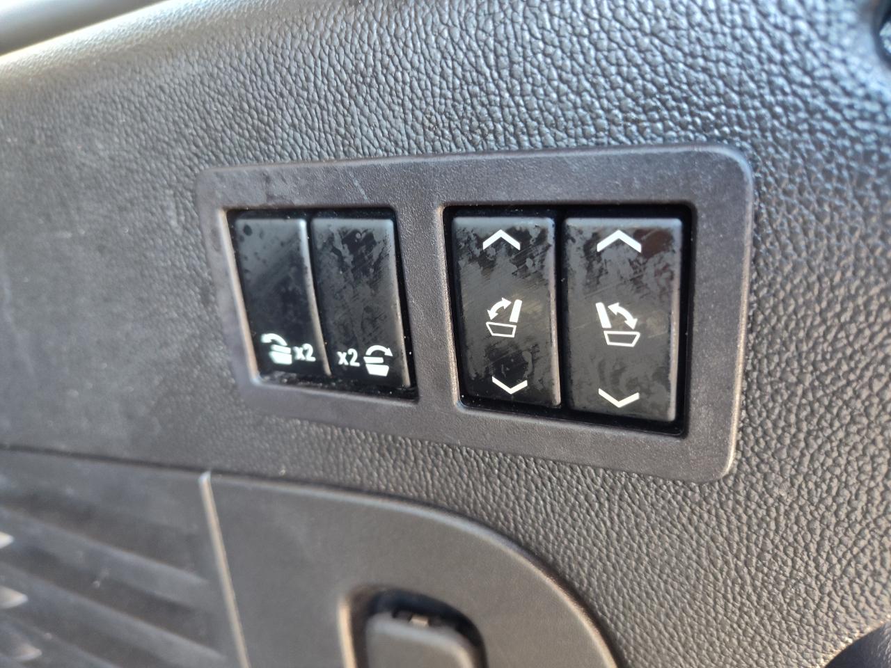 Chevrolet Suburban photo 12