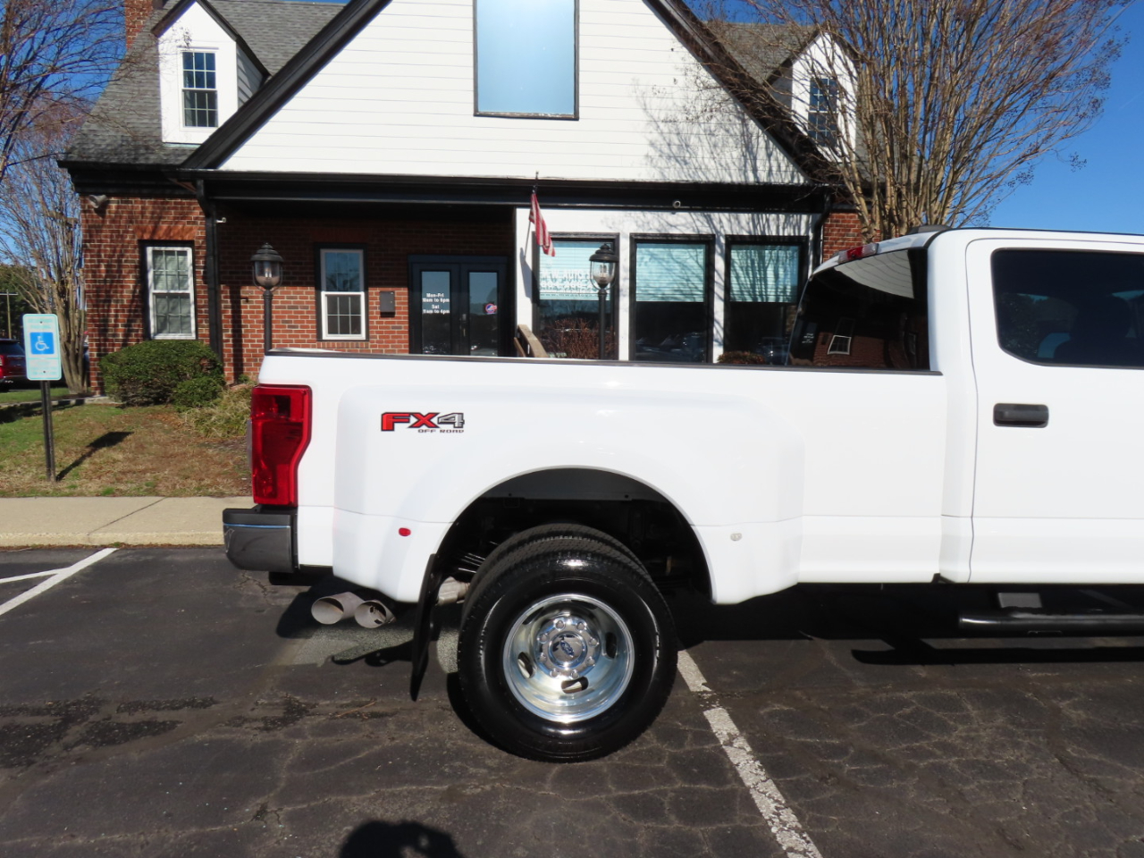 Ford F-350 SD XL Crew Cab Long Bed DRW 4WD 2022