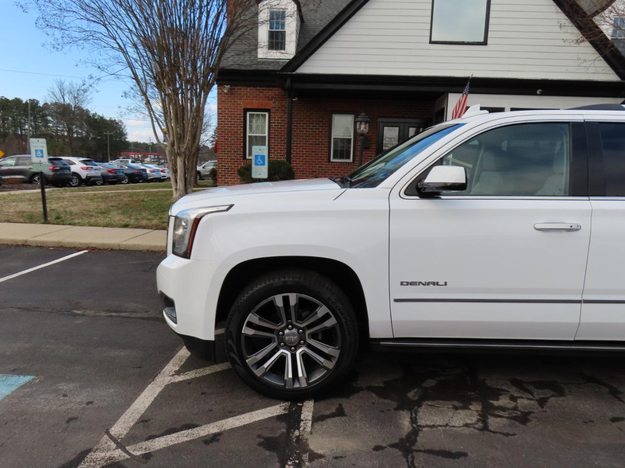 GMC Yukon Denali 4WD 2019