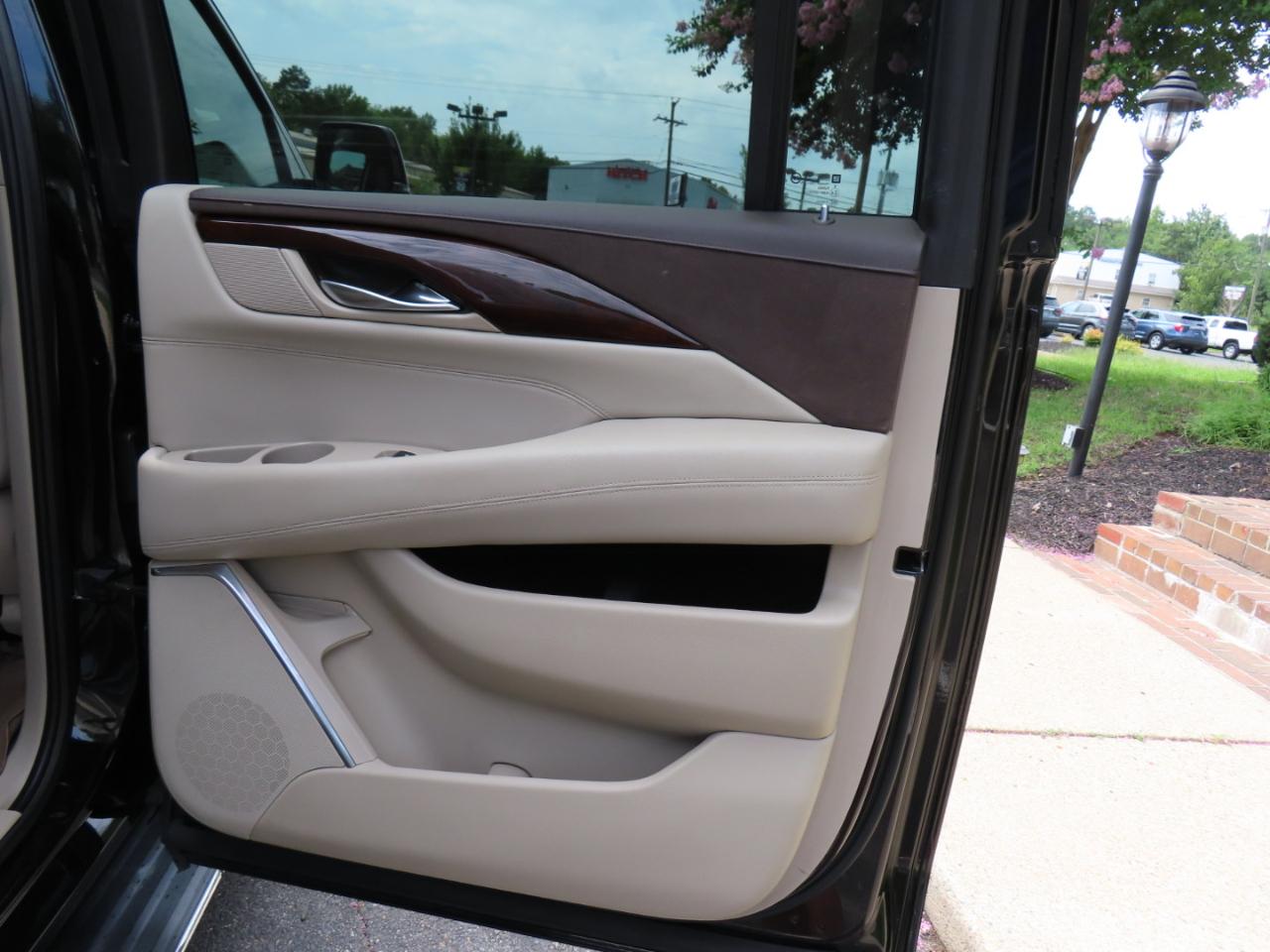 Cadillac Escalade ESV Luxury 4WD 2017