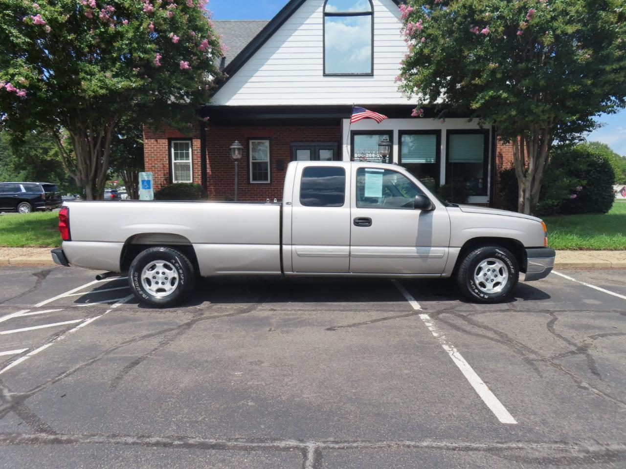 Chevrolet Silverado 1500 LS Ext. Cab Short Bed 2WD 2004