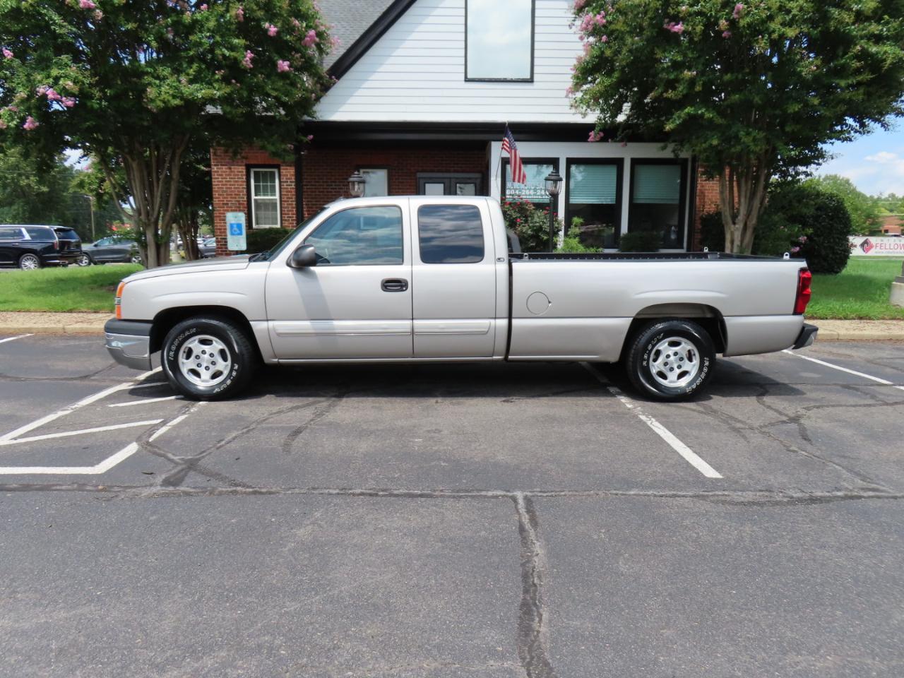 Chevrolet Silverado 1500 LS Ext. Cab Short Bed 2WD 2004