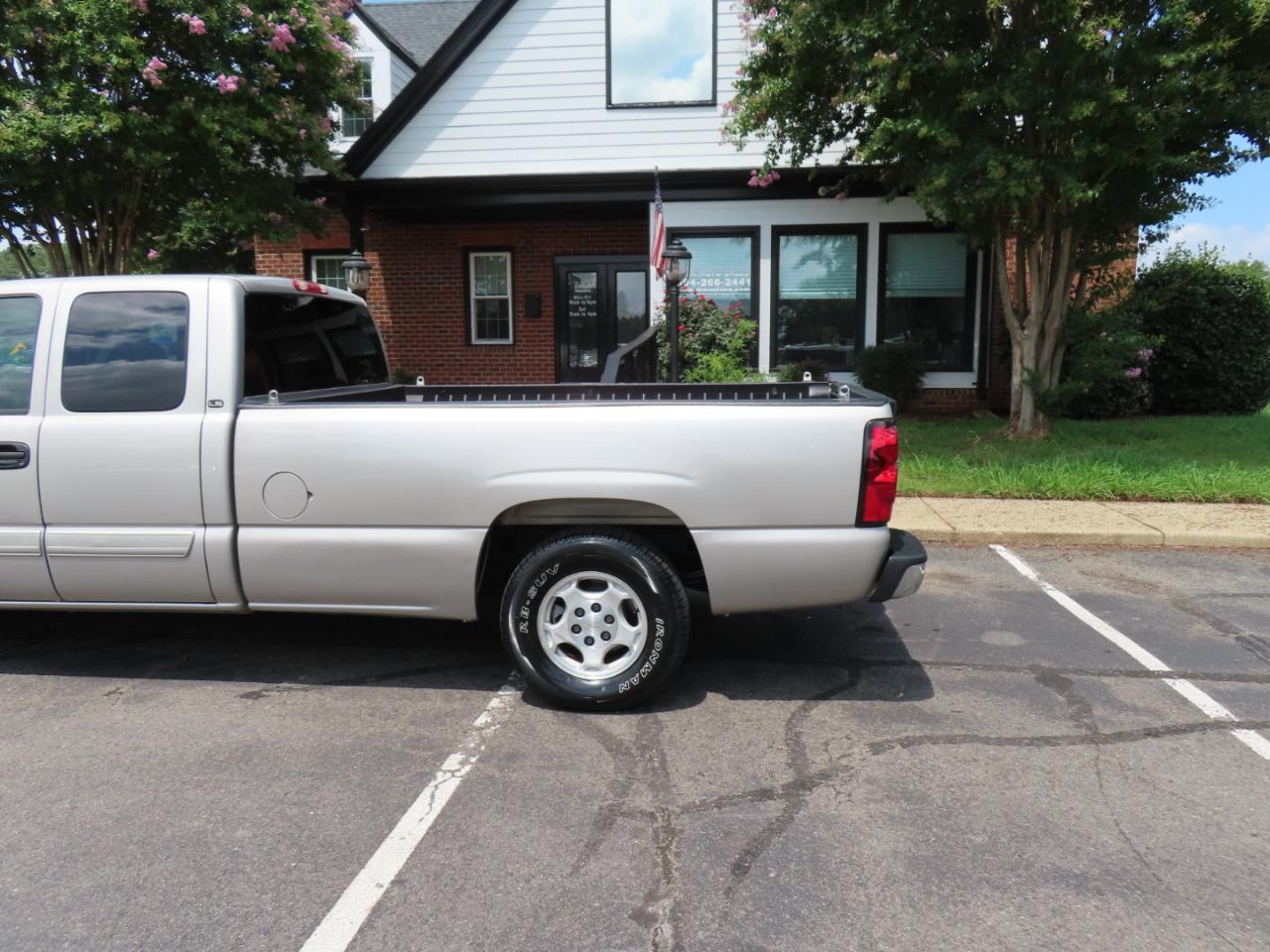 Chevrolet Silverado 1500 LS Ext. Cab Short Bed 2WD 2004