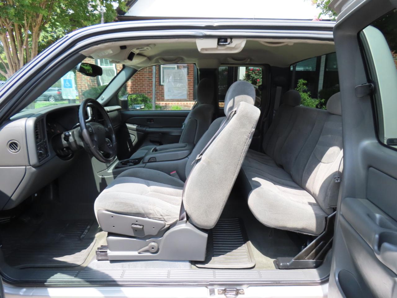 Chevrolet Silverado 1500 LS Ext. Cab Short Bed 2WD 2004