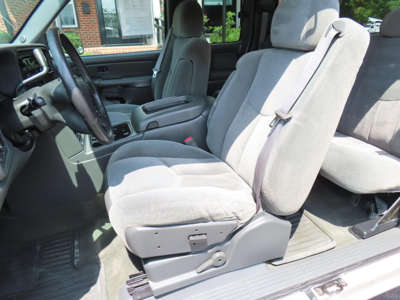 Chevrolet Silverado 1500 LS Ext. Cab Short Bed 2WD 2004