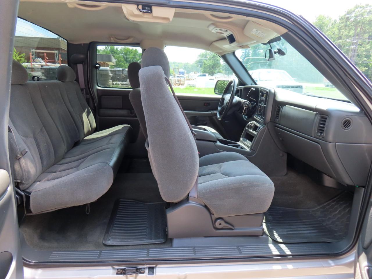 Chevrolet Silverado 1500 LS Ext. Cab Short Bed 2WD 2004