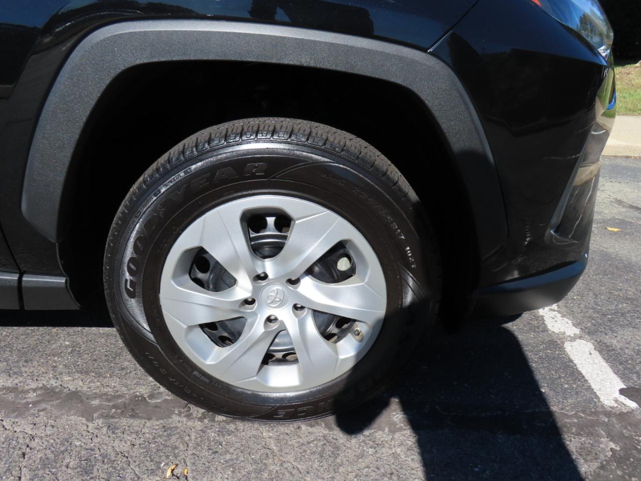 Toyota RAV4 LE AWD 2023