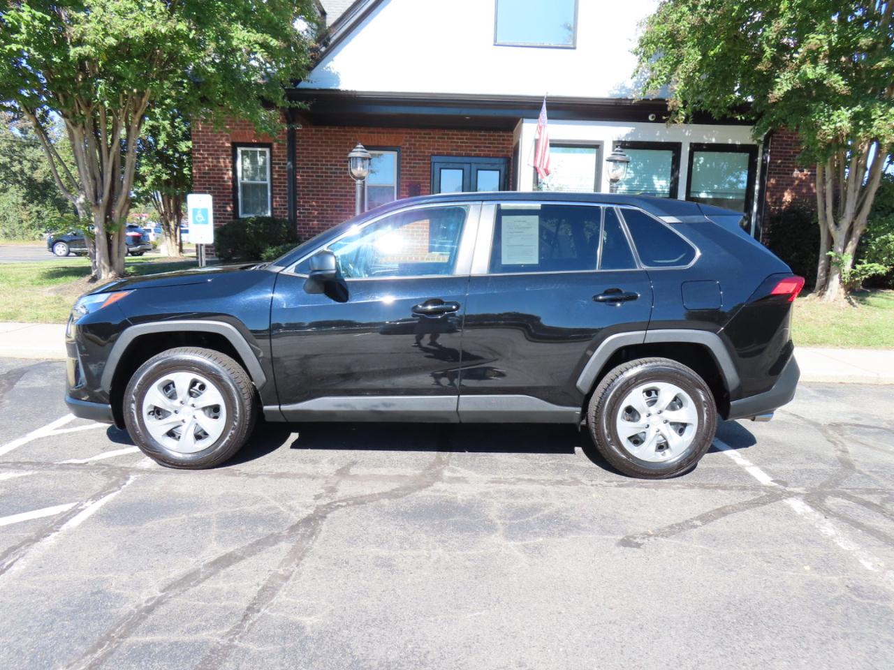 Toyota RAV4 LE AWD 2023