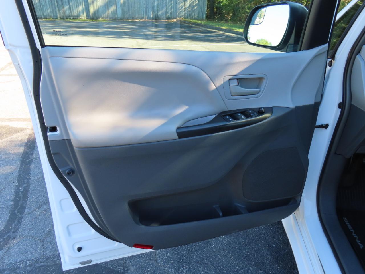 Toyota Sienna L FWD 7-Passenger V6 2015