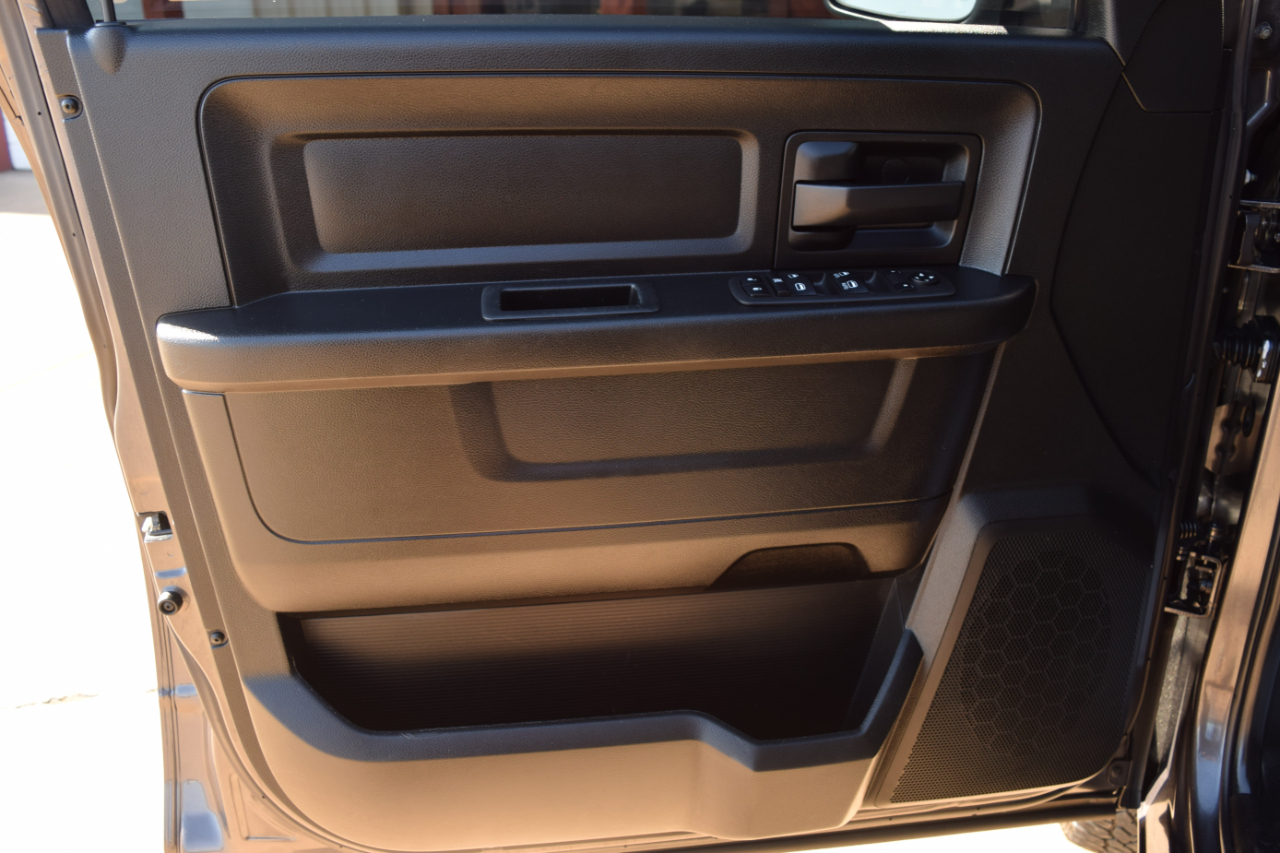 RAM 1500 Classic Tradesman 4x4 Crew Cab 5'7" Box 2021