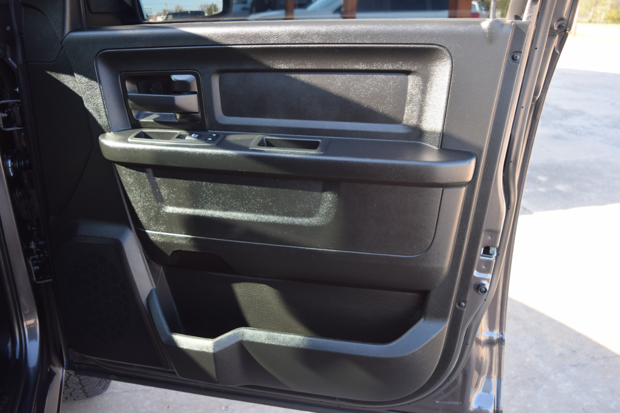 RAM 1500 Classic Tradesman 4x4 Crew Cab 5'7" Box 2021