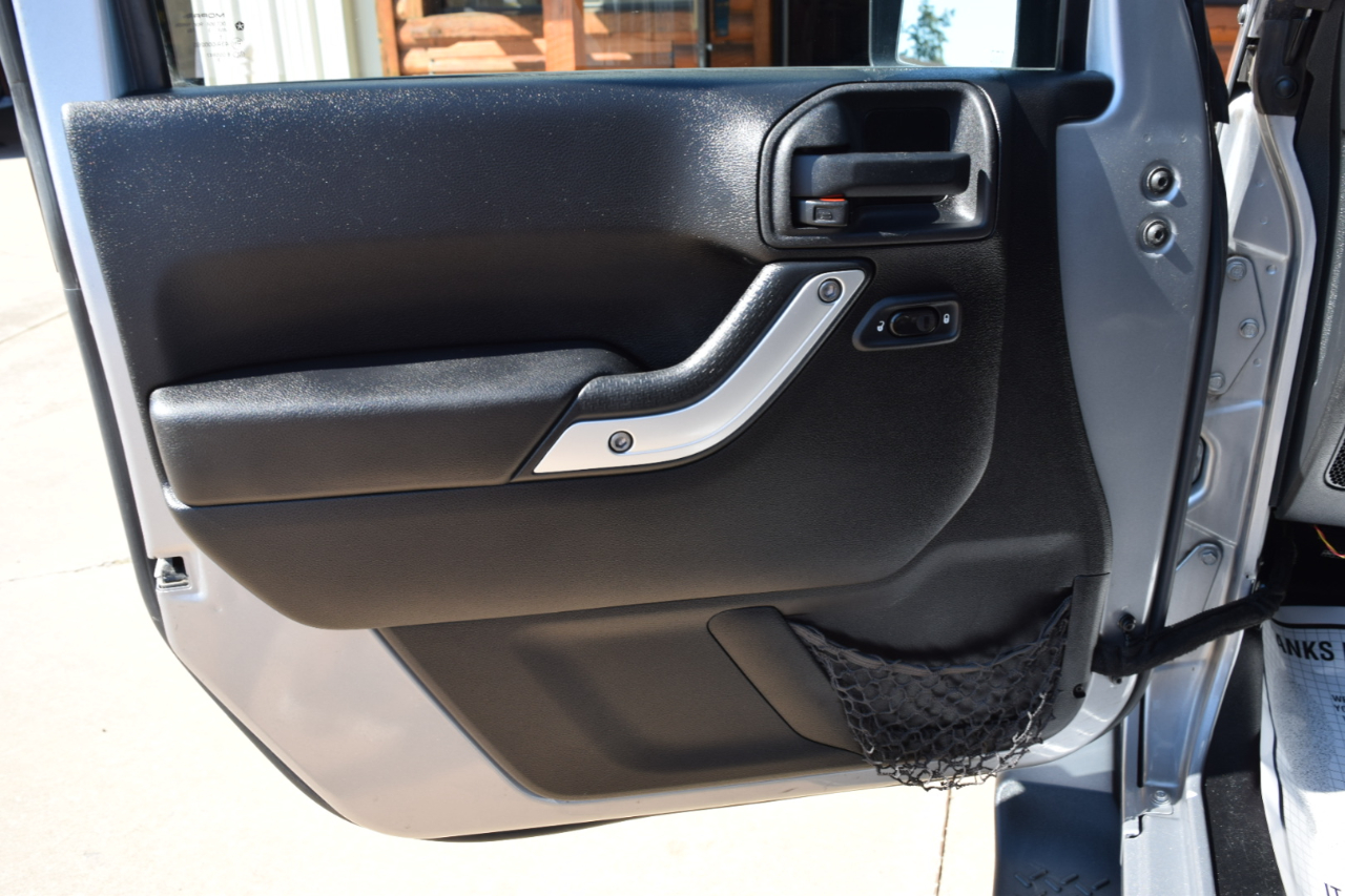 Jeep Wrangler Unlimited 4WD 4dr Sahara 2013 Jeep Wrangler Unlimited 4WD 4dr Sahara 2013