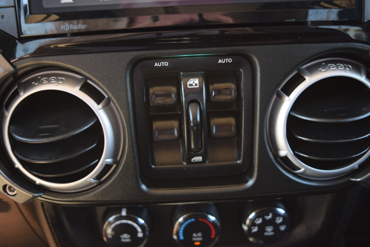 Jeep Wrangler Unlimited 4WD 4dr Sahara 2013 Jeep Wrangler Unlimited 4WD 4dr Sahara 2013