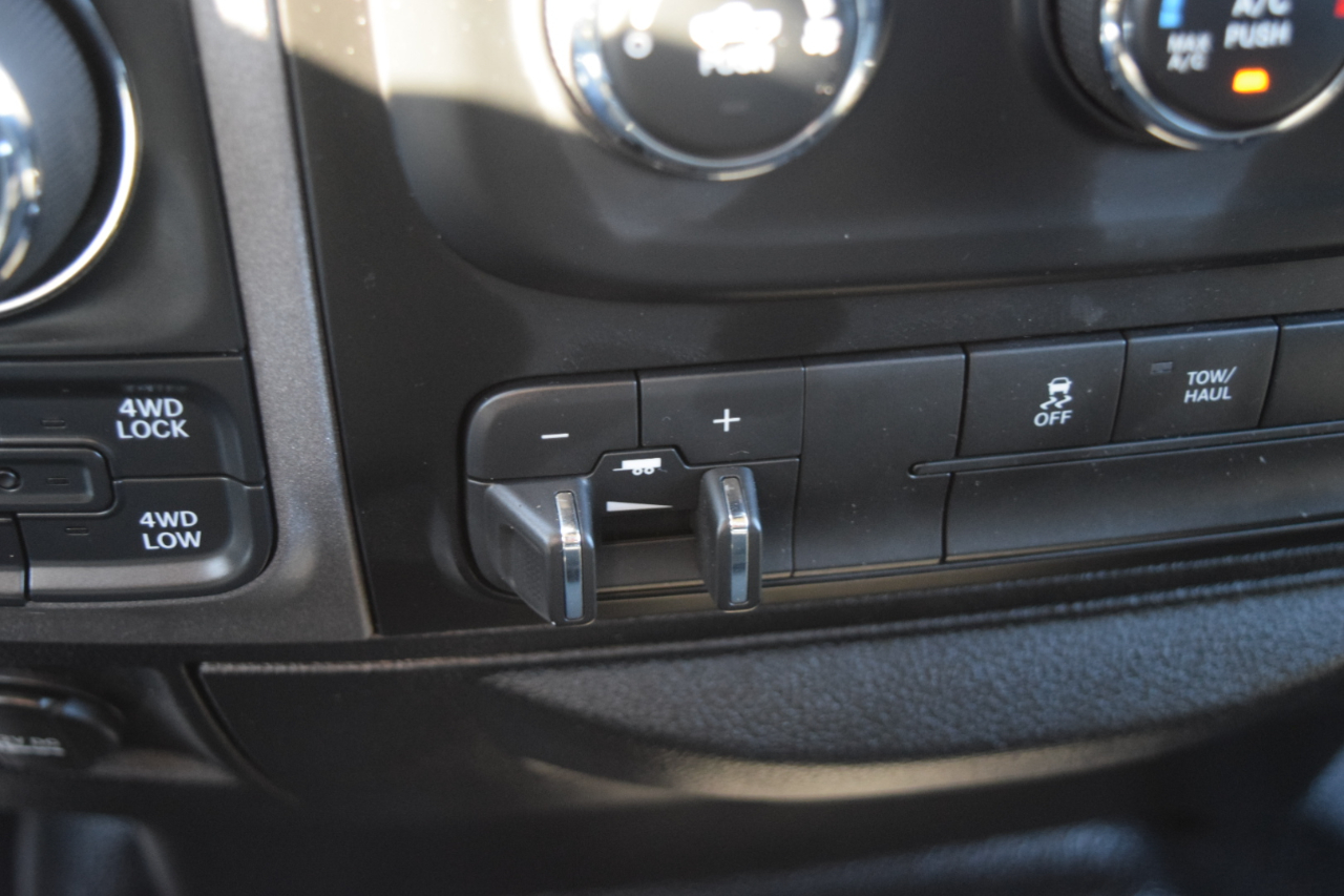 RAM 1500 Tradesman Crew Cab SWB 4WD 2016