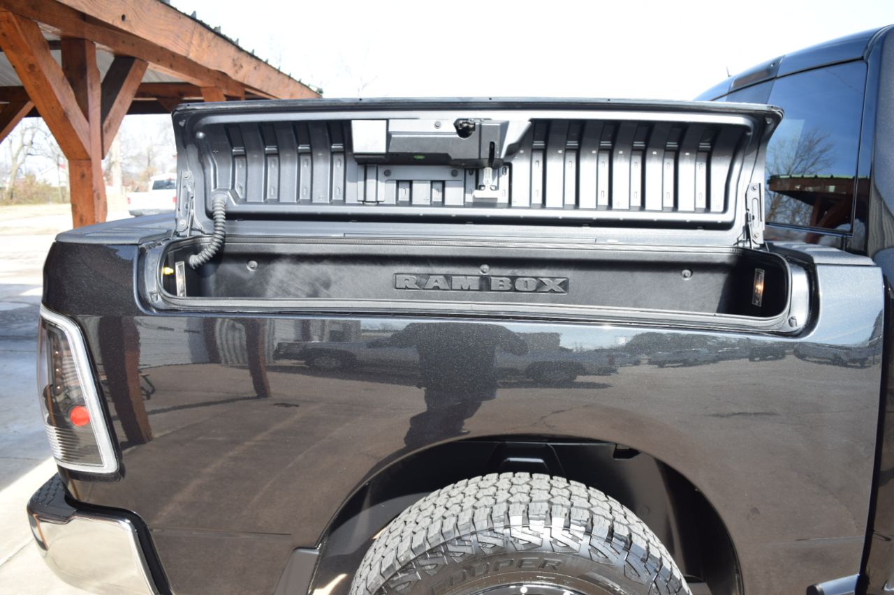 RAM 1500 Big Horn 4x4 Crew Cab 5'7" Box 2017