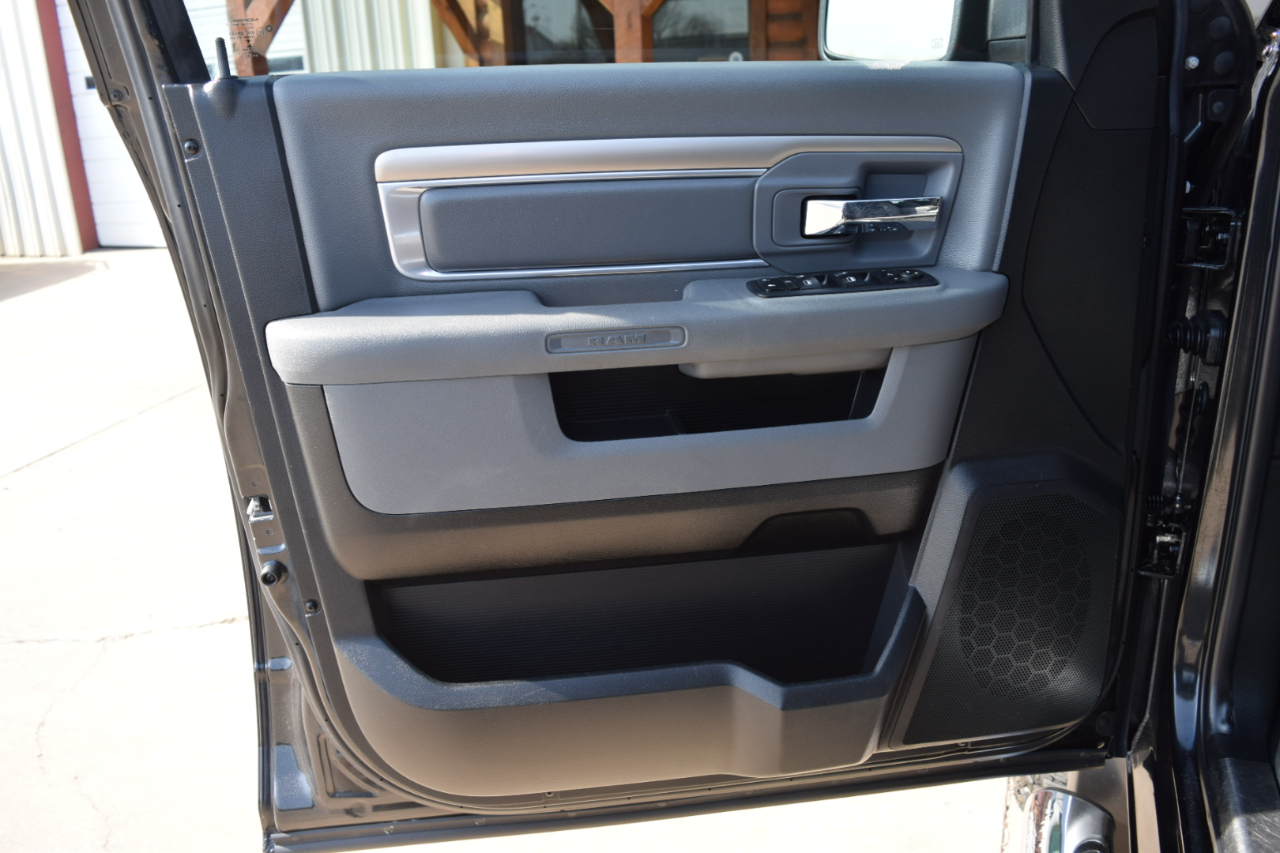 RAM 1500 Big Horn 4x4 Crew Cab 5'7" Box 2017