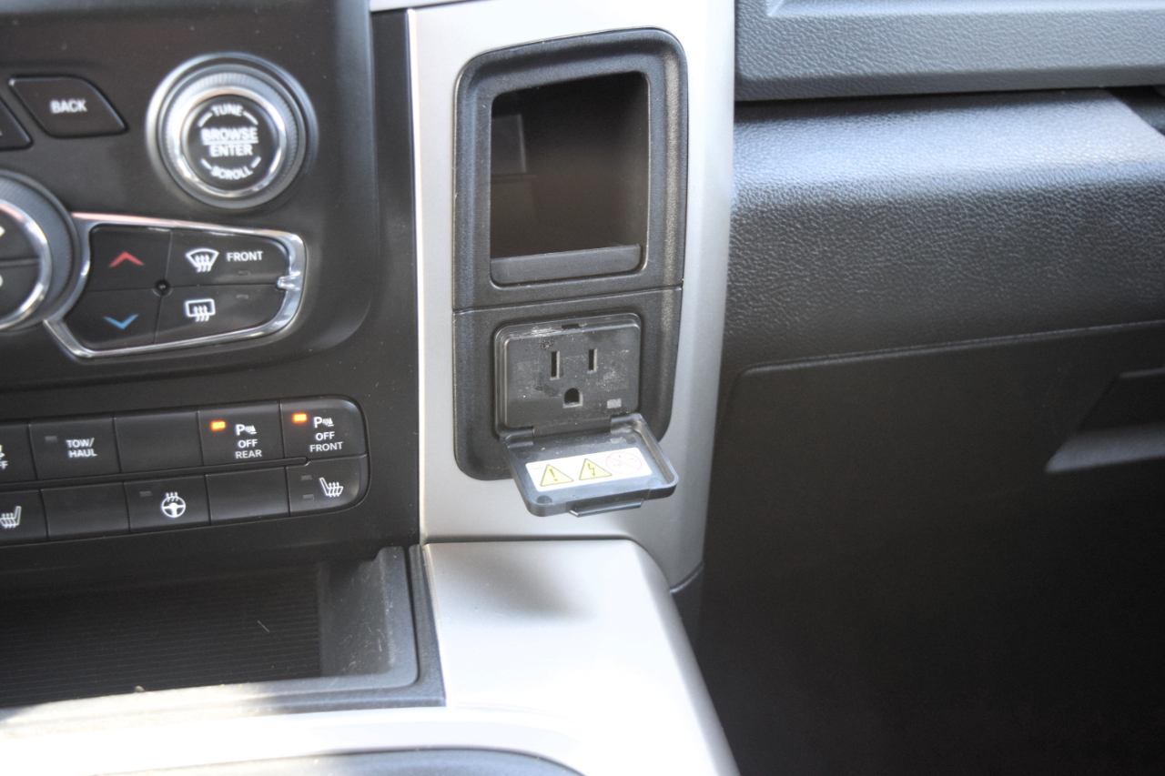 RAM 1500 Big Horn 4x4 Crew Cab 5'7" Box 2017