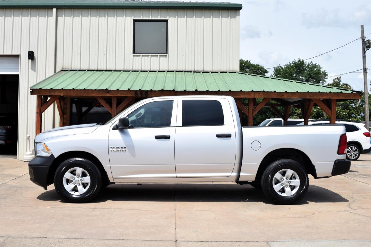 RAM 1500 Tradesman 4x2 Crew Cab 5'7" Box 2017