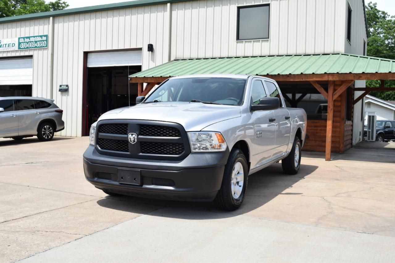 RAM 1500 Tradesman 4x2 Crew Cab 5'7" Box 2017
