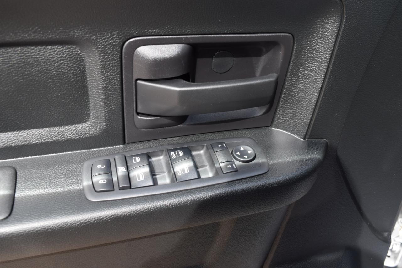 RAM 1500 Tradesman 4x2 Crew Cab 5'7" Box 2017