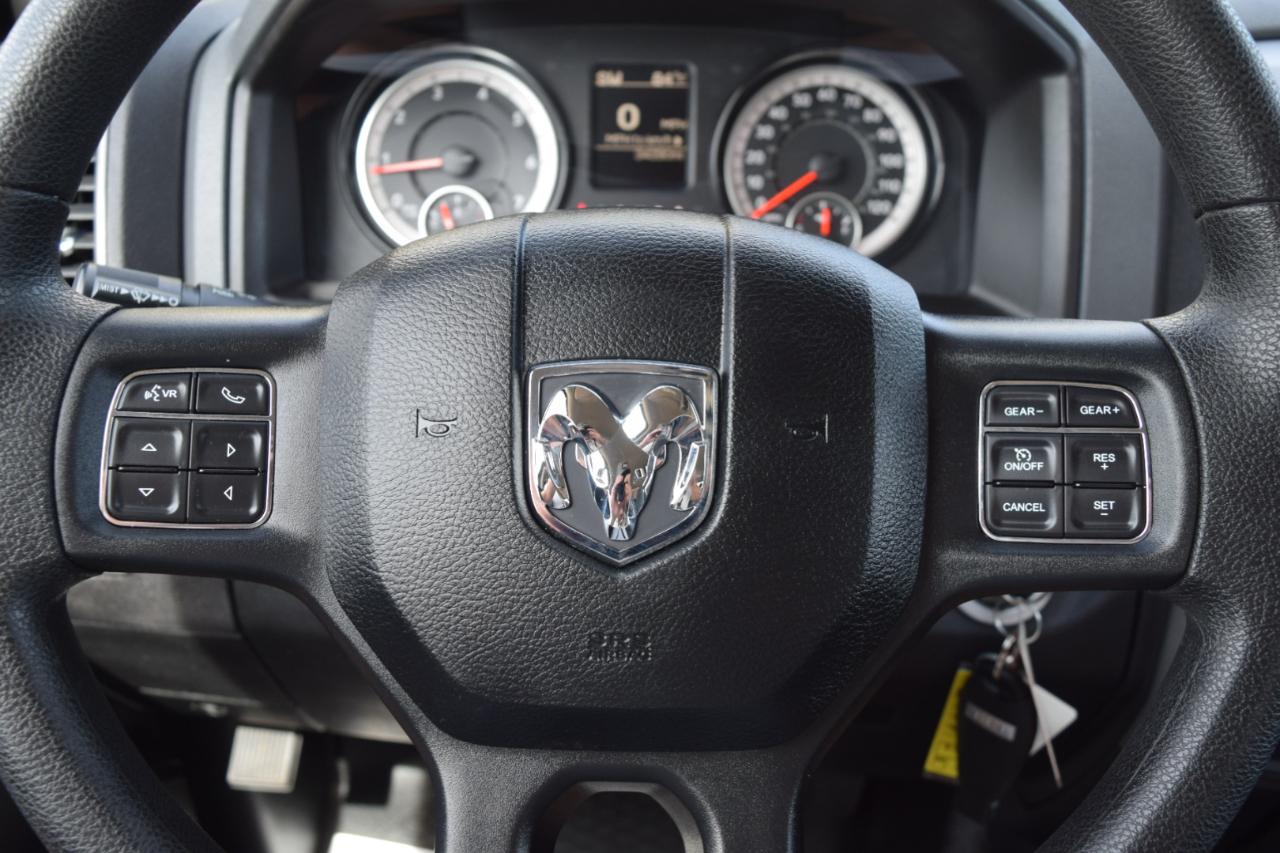 RAM 1500 Tradesman 4x2 Crew Cab 5'7" Box 2017