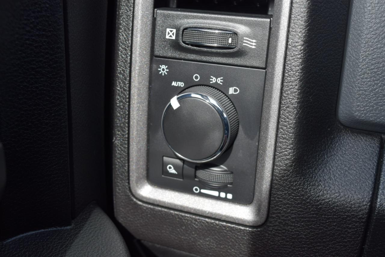 RAM 1500 Tradesman 4x2 Crew Cab 5'7" Box 2017