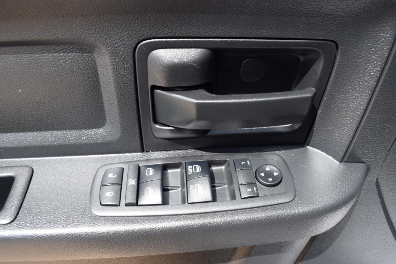 RAM 1500 Tradesman 4x4 Crew Cab 5'7" Box 2017