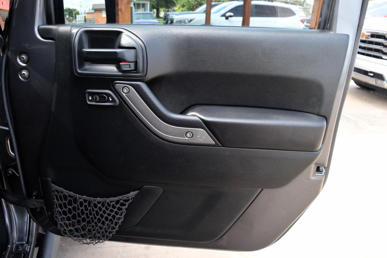 Jeep Wrangler photo 14