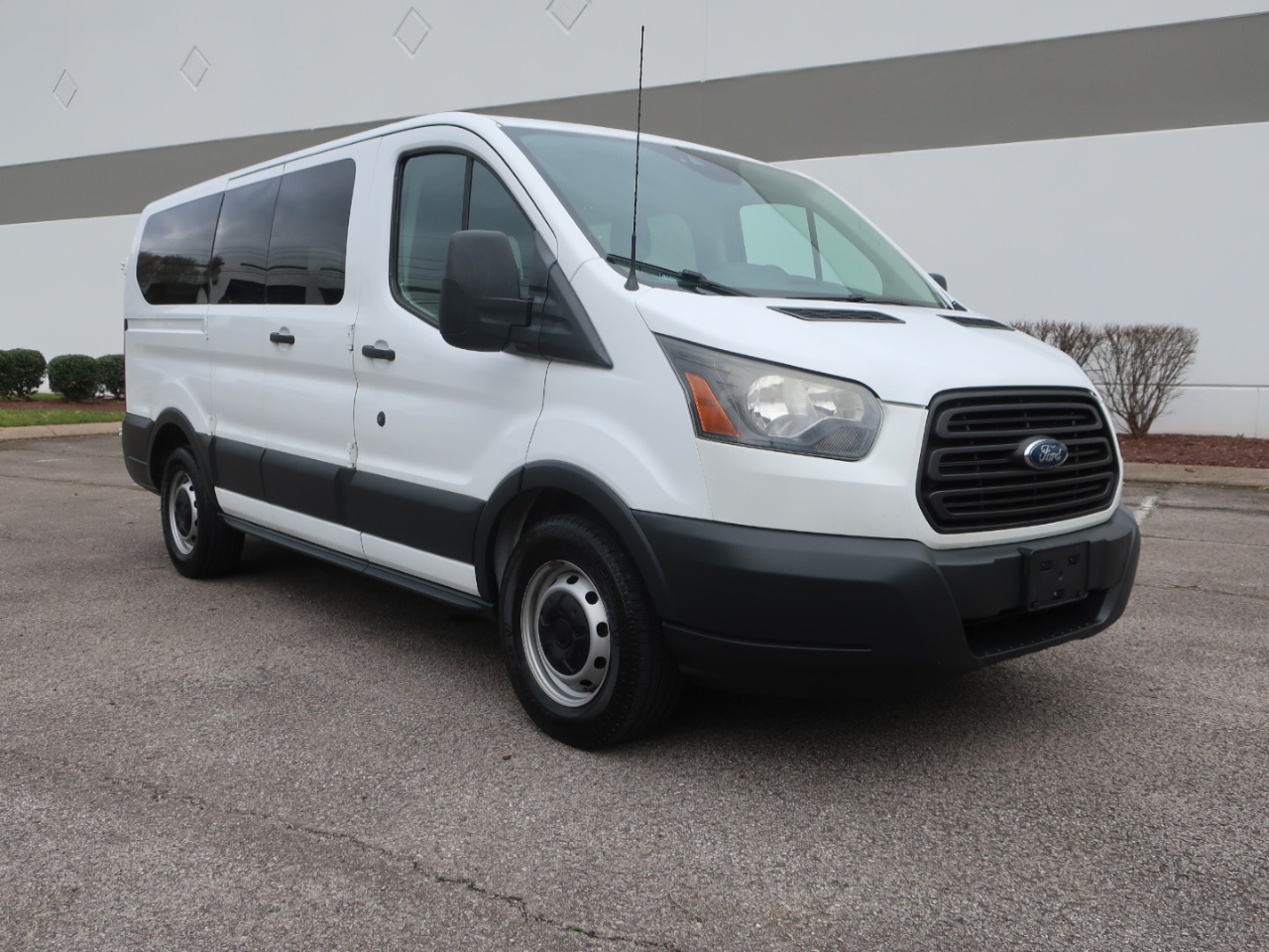 Ford Transit 150 Wagon Low Roof XL 60/40 Pass. 130-in. WB 2017