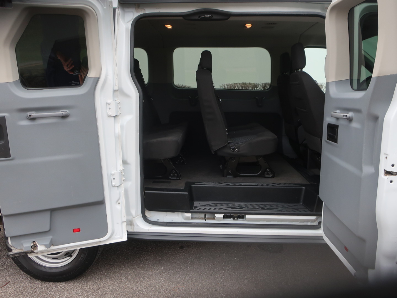 Ford Transit 150 Wagon Low Roof XL 60/40 Pass. 130-in. WB 2017