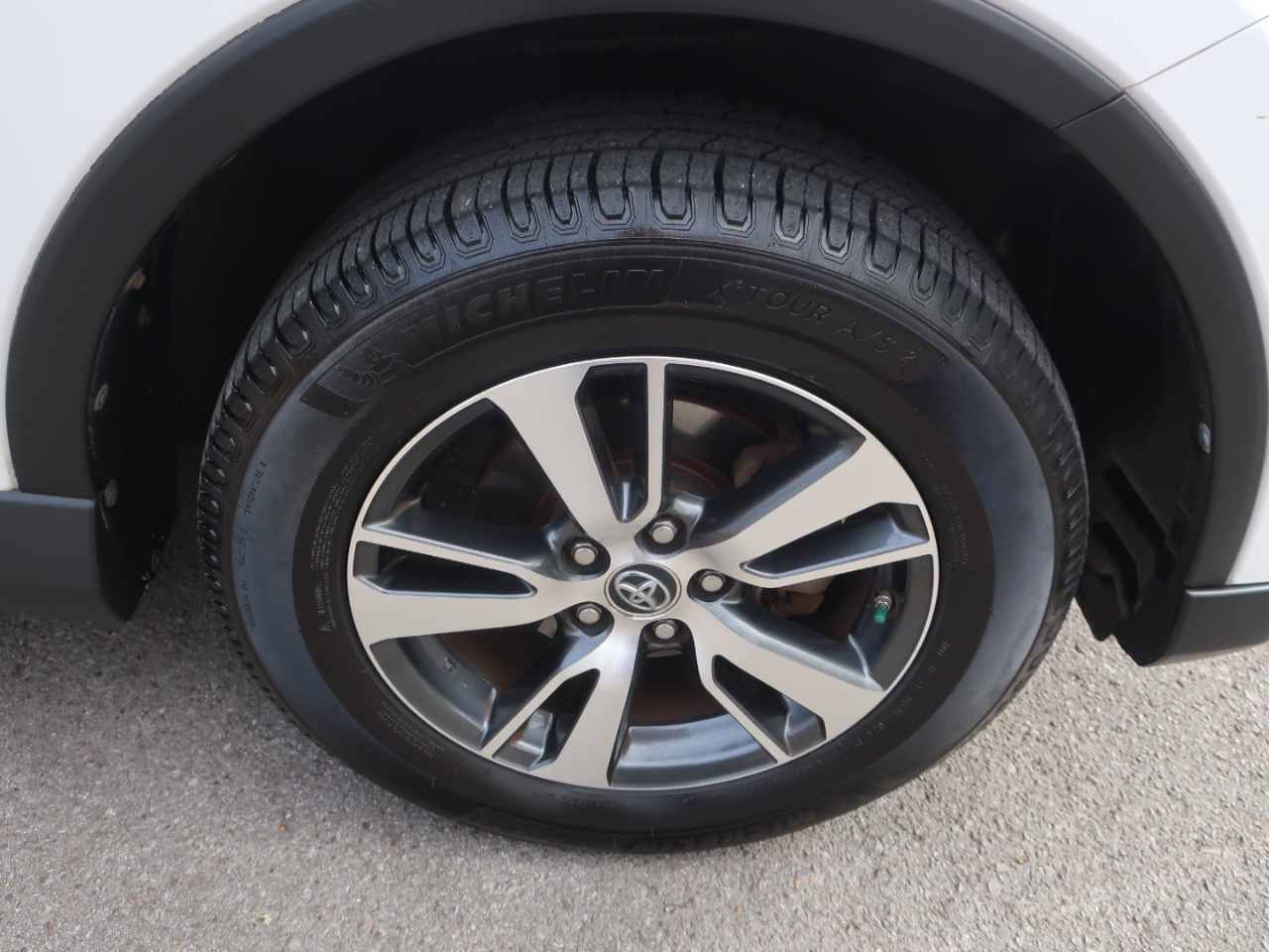 Toyota RAV4 XLE FWD 2018