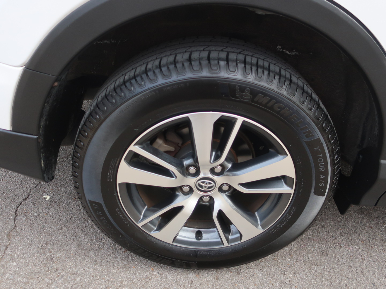 Toyota RAV4 XLE FWD 2018