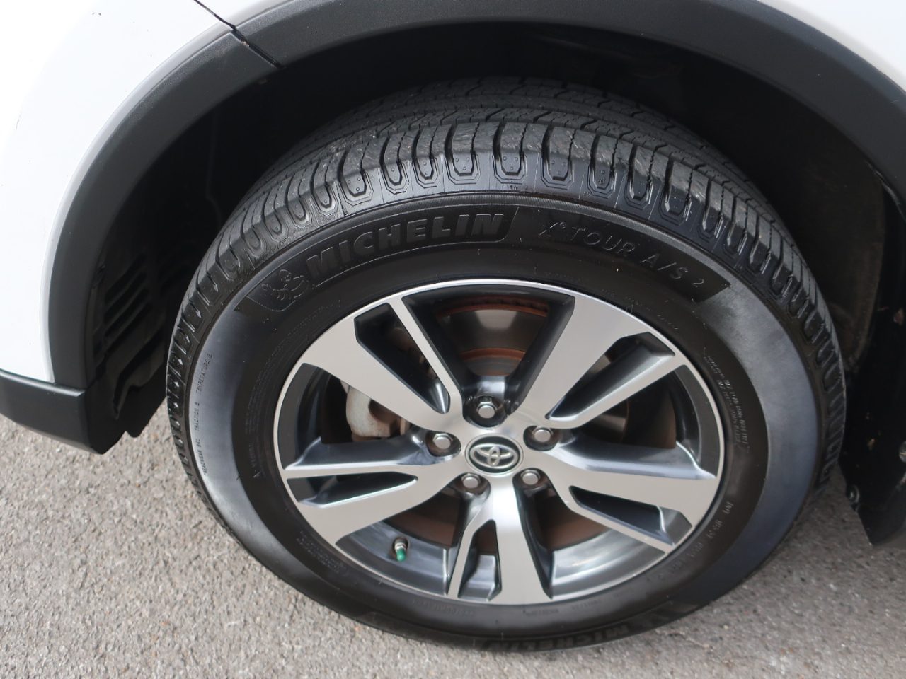 Toyota RAV4 XLE FWD 2018