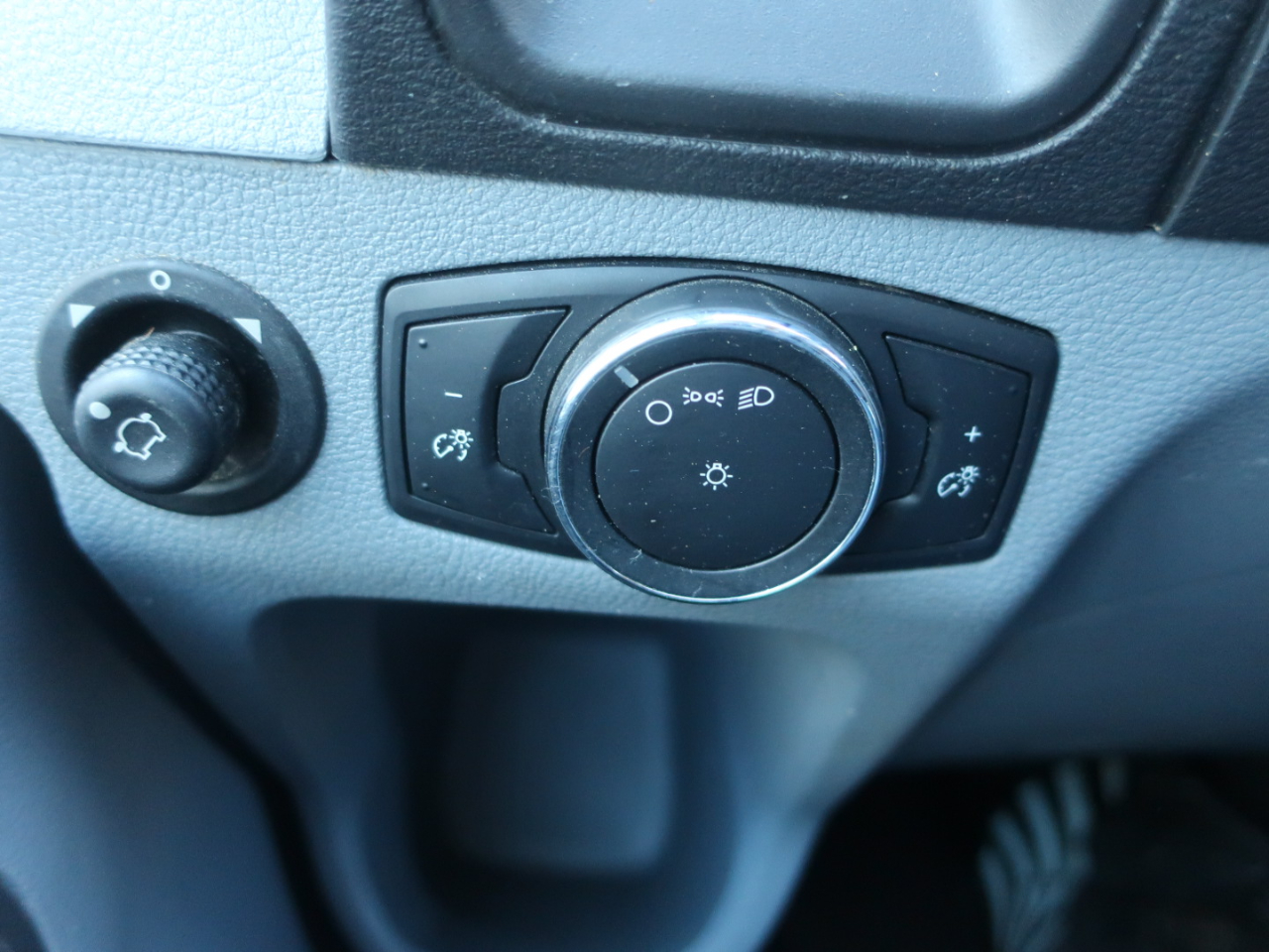 Ford Transit 250 Van Med. Roof w/Sliding Pass. 148-in. WB 2015